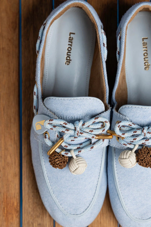 Blauer Denim Bootsschuh mit Bommel-Schnürsenkeln